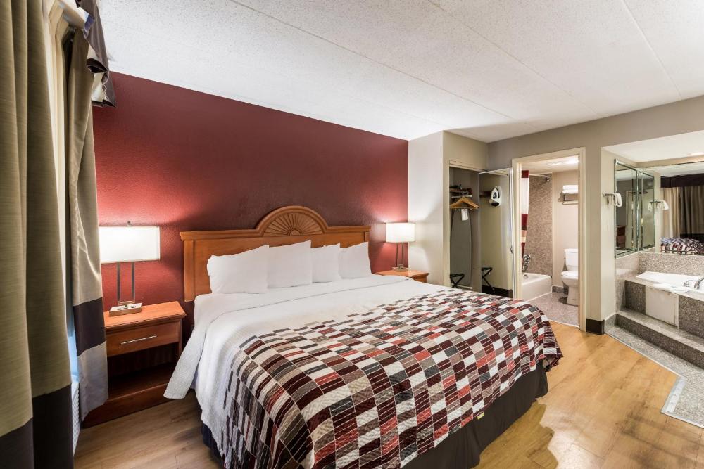 Superior King Room with Spa Non-Smoking interior